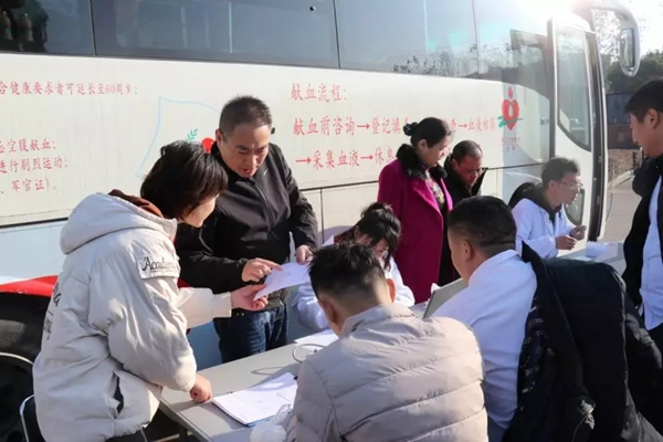 王力员工撸起袖子献爱心 一点一滴情汇聚