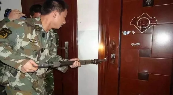 顶吉智能锁：安装智能门锁时天地钩到底需不需要拆除？